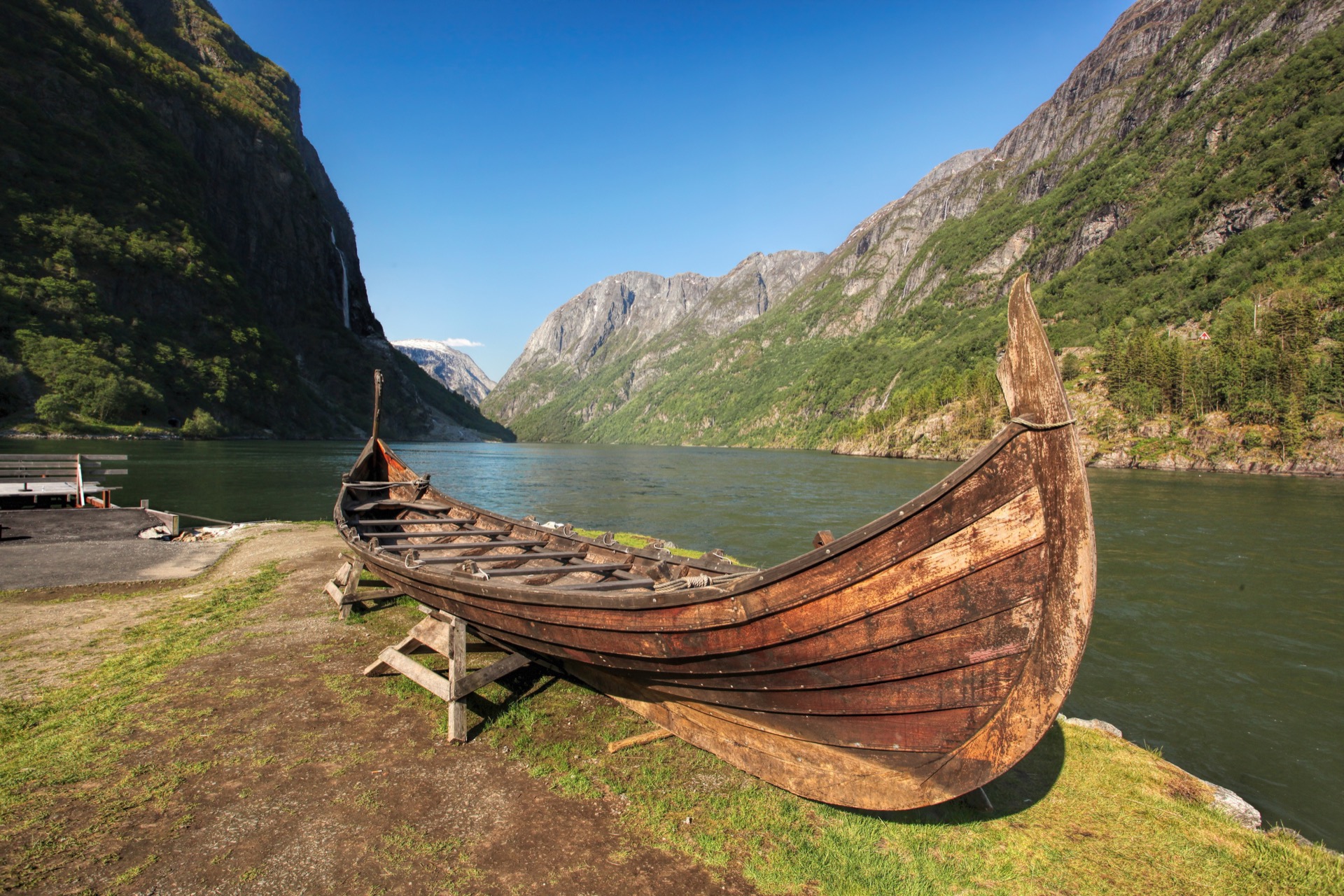 En Norvège, à l'aide de géoradars, des archéologues ont découvert un bateau viking sur un monticule. © Tomas Marek, Adobe Stock